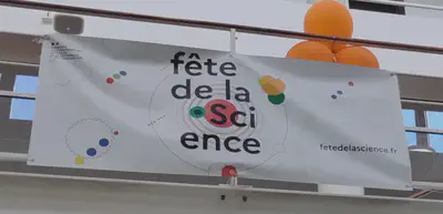 Fete de la science banner on stairs